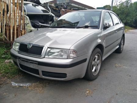 HALFCUT ENGINE BODYPARTS SKODA SCRAP CAR 